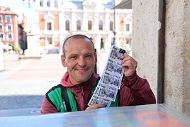 Roberto Ojero, vendedor de la ONCE, muestra los cupones en su puesto de la calle Santiago.