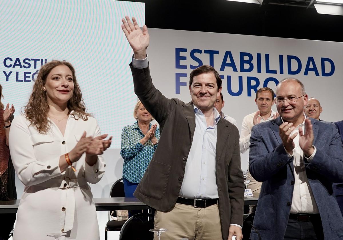 Ester Muñoz, Alfonso Fernández Mañueco y Miguel Tellado saludan tras sus intervenciones.