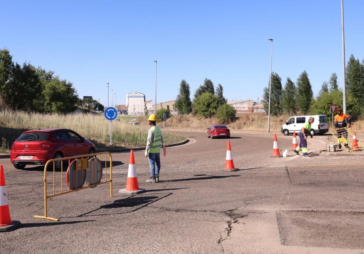 Regulación del tráfico en la VA-20, este lunes por la mañana.
