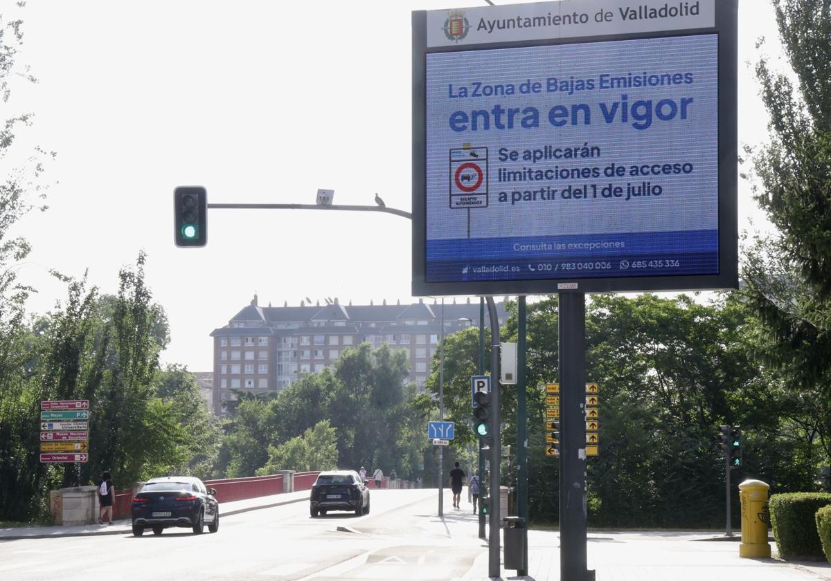 Un cartel electrónico anuncia en Poniente la entrada en vigor de la Zona de Bajas Emisiones.