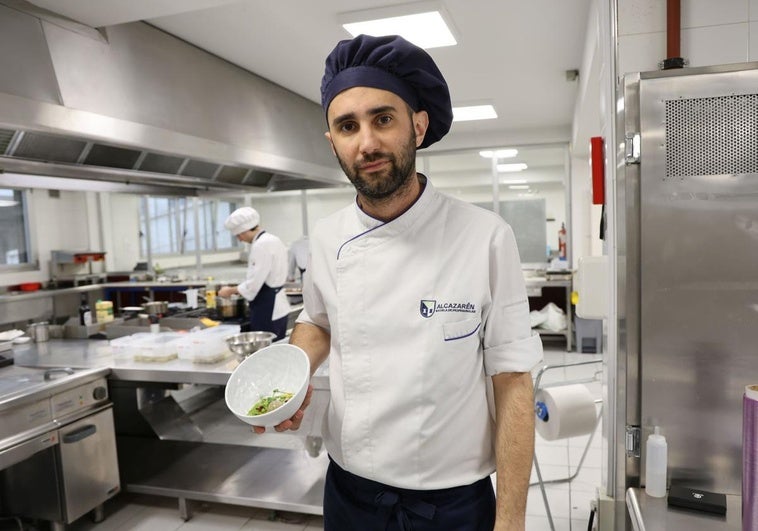 El chef Víctor Sanz con su plato recién terminado