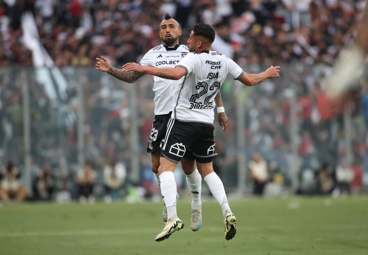 Arturo Vidal celebra un gol con su compañero Isla (de espaldas)