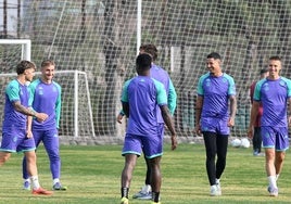 Los jugadores del Real Valladolid, sonrientes durante uno de los entrenamientos en Santiago de Chile.