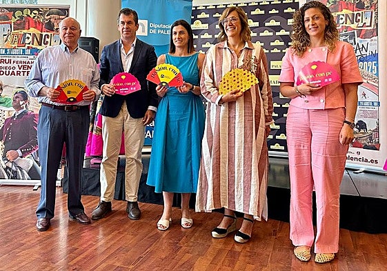 La alcaldesa de Santander, en el centro, con Ángeles Armisén y Carolina Valbuena y los empresarios de la plaza de Palencia.