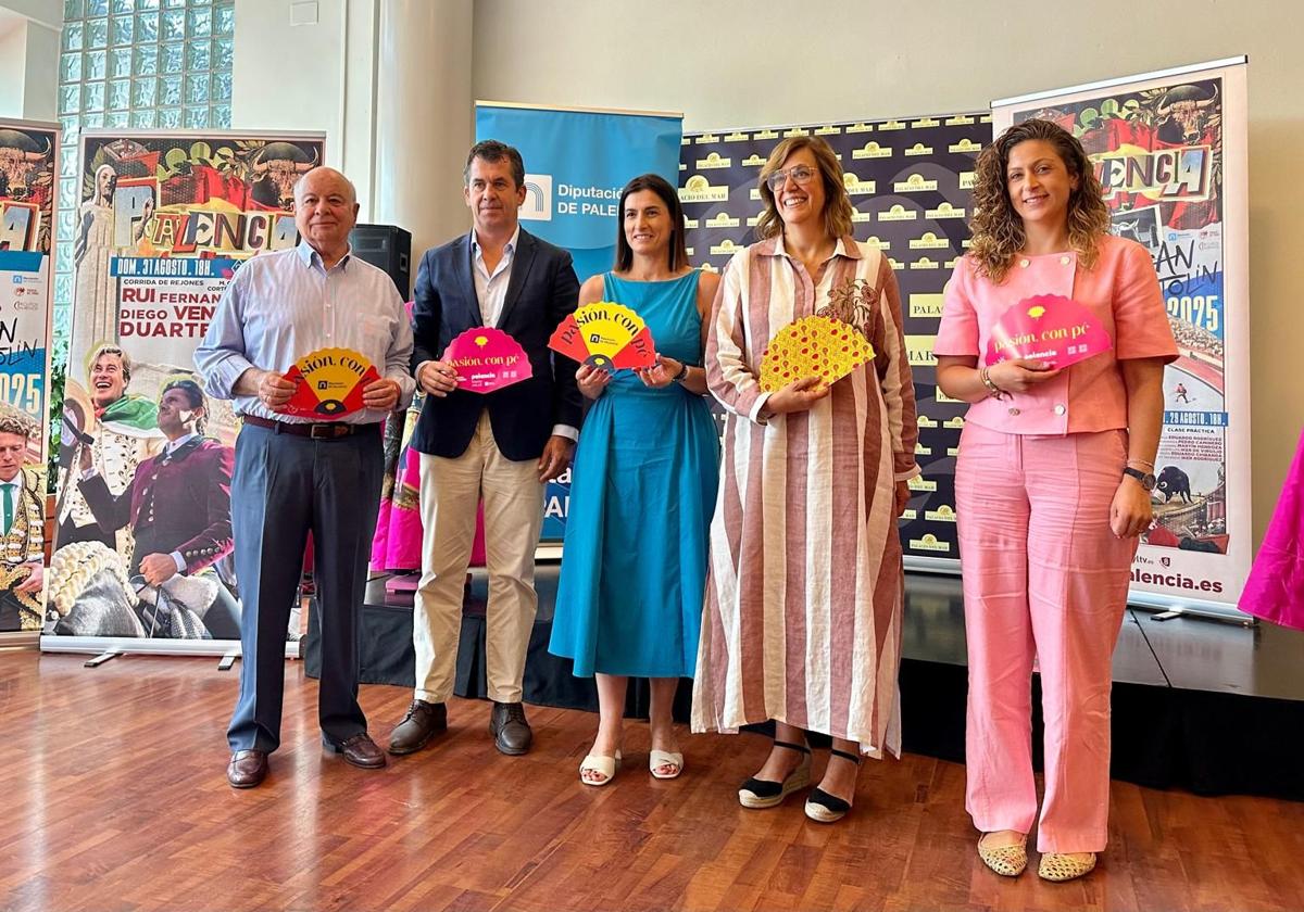 La alcaldesa de Santander, en el centro, con Ángeles Armisén y Carolina Valbuena y los empresarios de la plaza de Palencia.