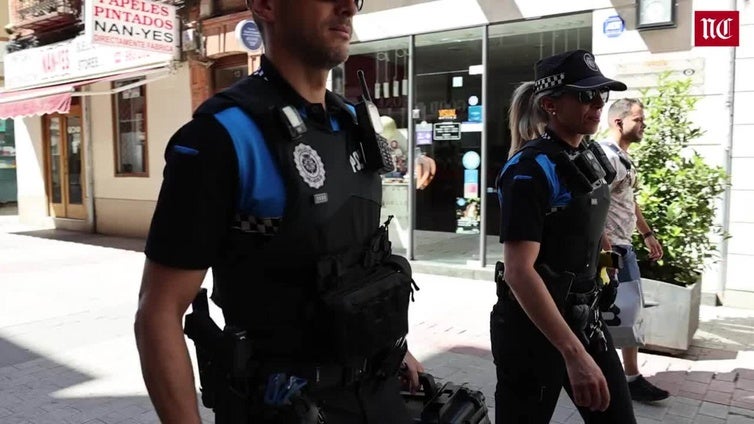 Los policías que salvaron la vida a una mujer que sufrió un infarto en plena calle