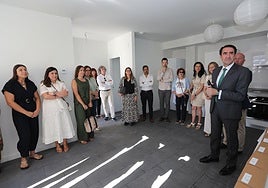 El consejero de Medio Ambiente visita las nuevas viviendas de Paredes de Nava.