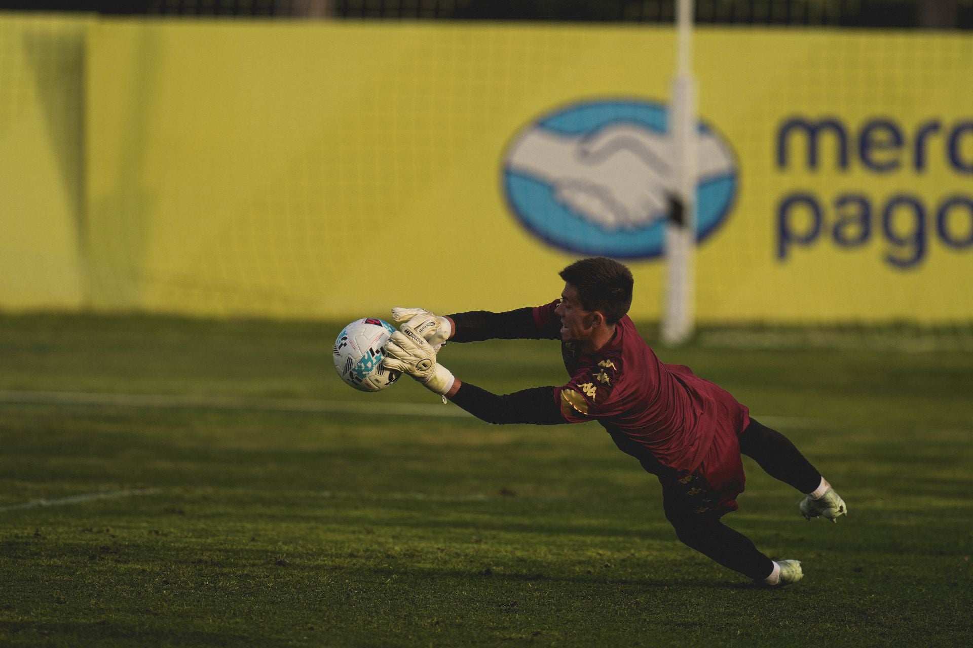 Álvaro de Pablos despeja el balón.