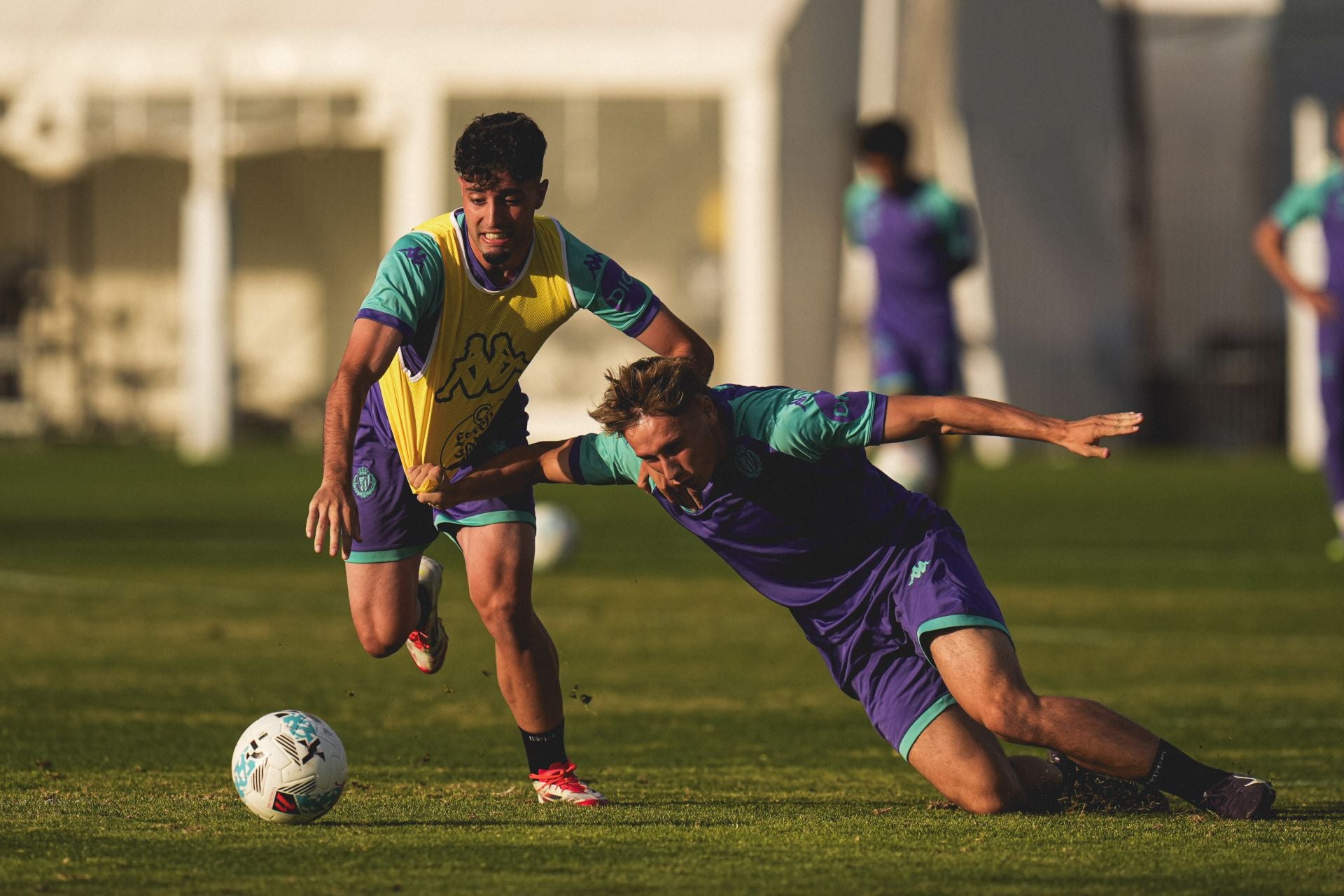 Iago Parente quita el balón a Arnu.