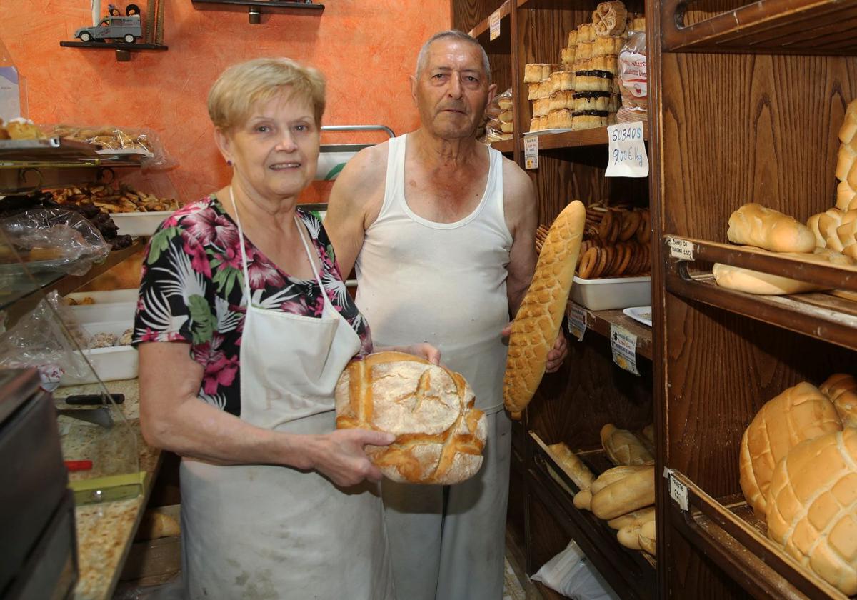 Los panaderos Felicísimo Gómez y Paquita Gil Pérez, en su establecimiento en Cantalejo.