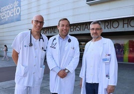 Los doctores David Morchón, Pablo Miramontes y Javier Mena, a la entrada del Hospital Universitario Río Hortega.