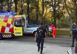 Los sanitarios atienden al herido junto al lugar de los hechos poco antes de ser trasladado al hospital.
