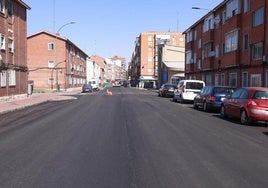 Asfalto recién renovado en la calle Villabáñez, junto a la boca del túnel de Vadillos.