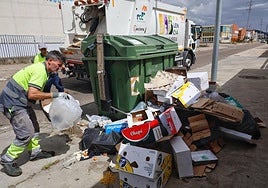 Recogida de contenedores abarrotados en el polígono a finales de junio.