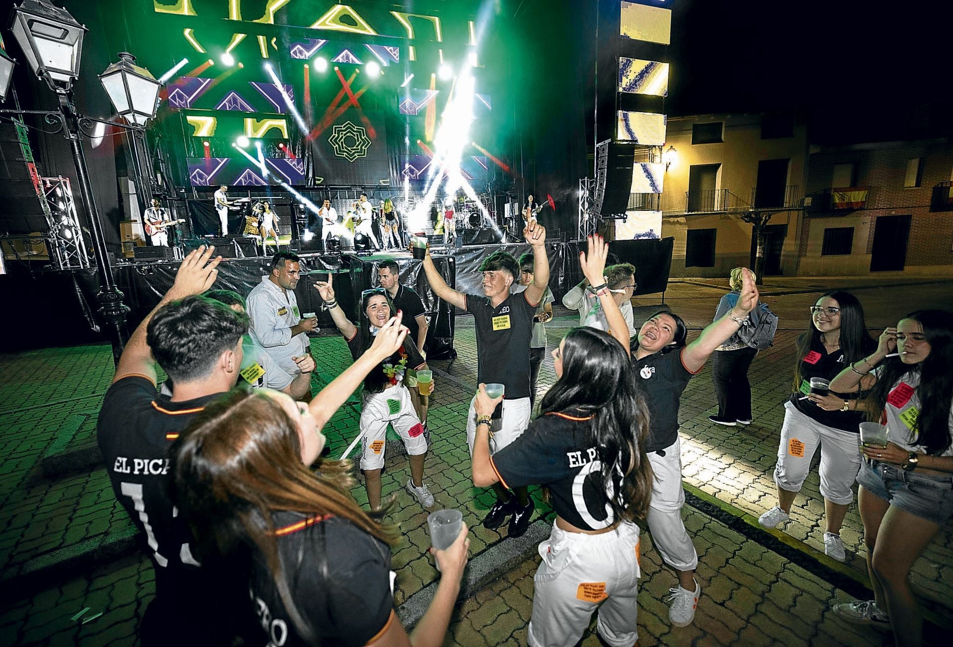Los integrantes de la peña El Picadero, durante el concierto de la orquesta Génesis en las fiestas de Siete Iglesias de Trabancos.
