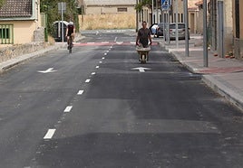 Un ciclista circula por la calle Cantarranas mientras continúan los remates de las obras.
