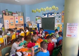 Alumnos haciendo manualidades en una de las clases 'Hogar de la Esperanza'