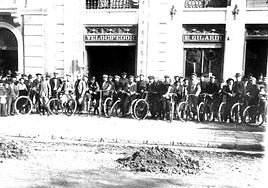 Ciclistas posan ante el establecimiento de velocípedos de Enrique Gilardi antes de realizar una excursión al pueblo de Simancas.