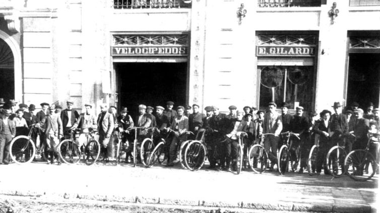 La primera carrera de motos en Valladolid