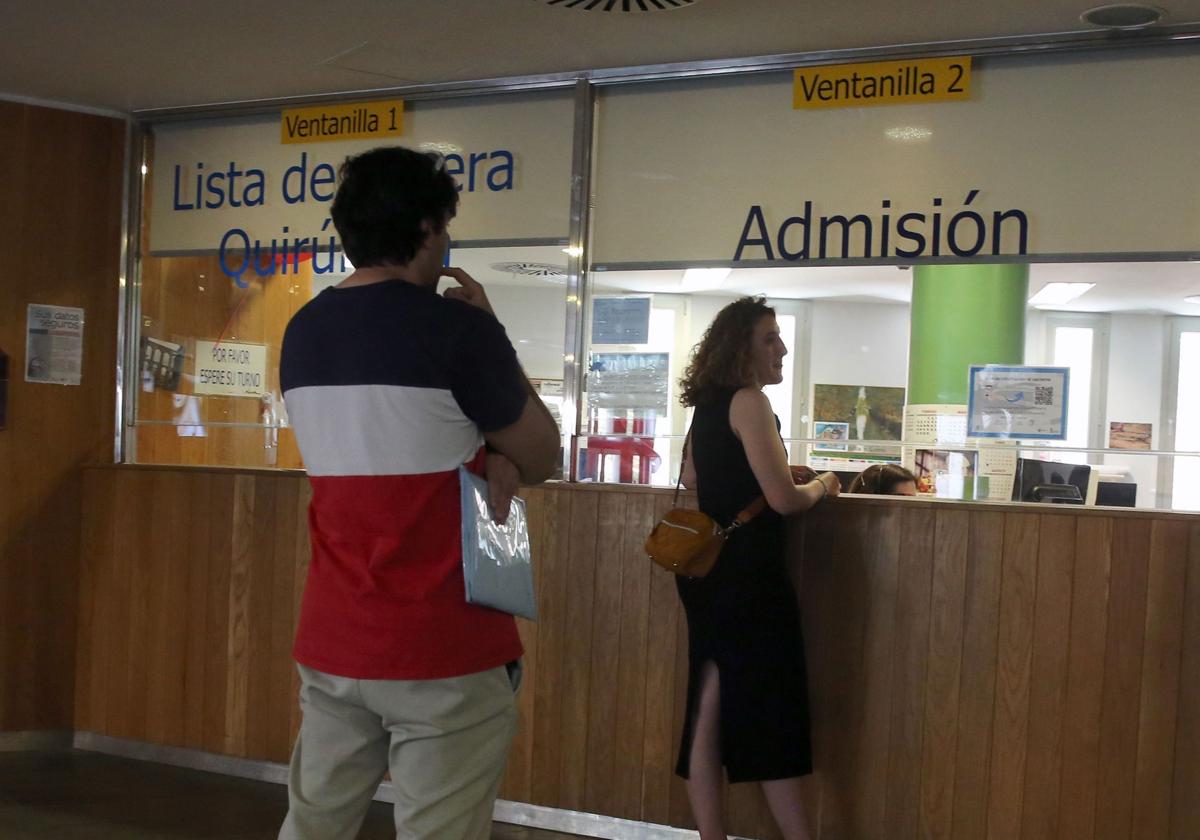 Usuarios del Hospital General Universitario de Segovia, en las ventanillas del vestíbulo.