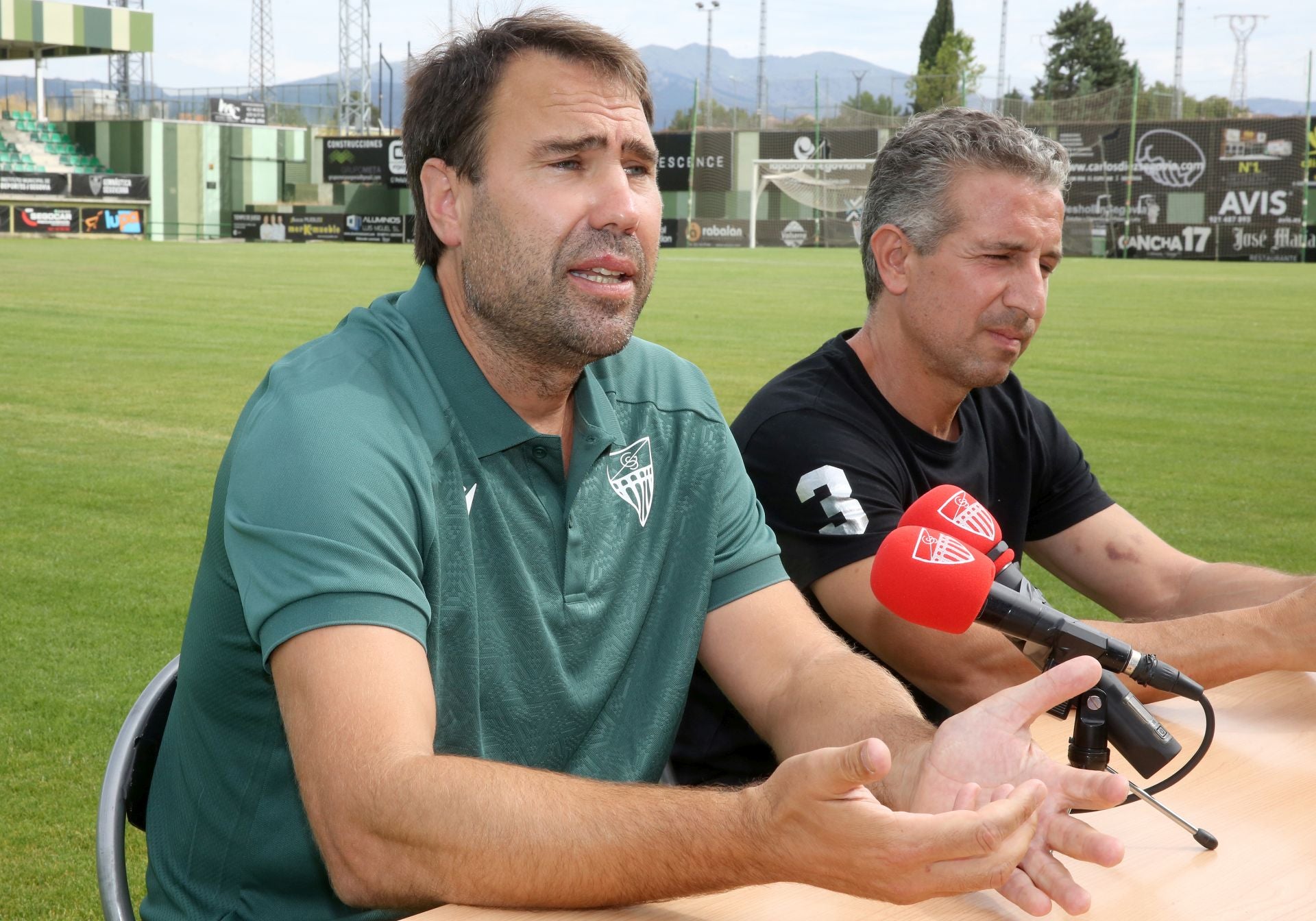 Fotos de la presentación de Iñaki Bea como nuevo entrenador de la Segoviana