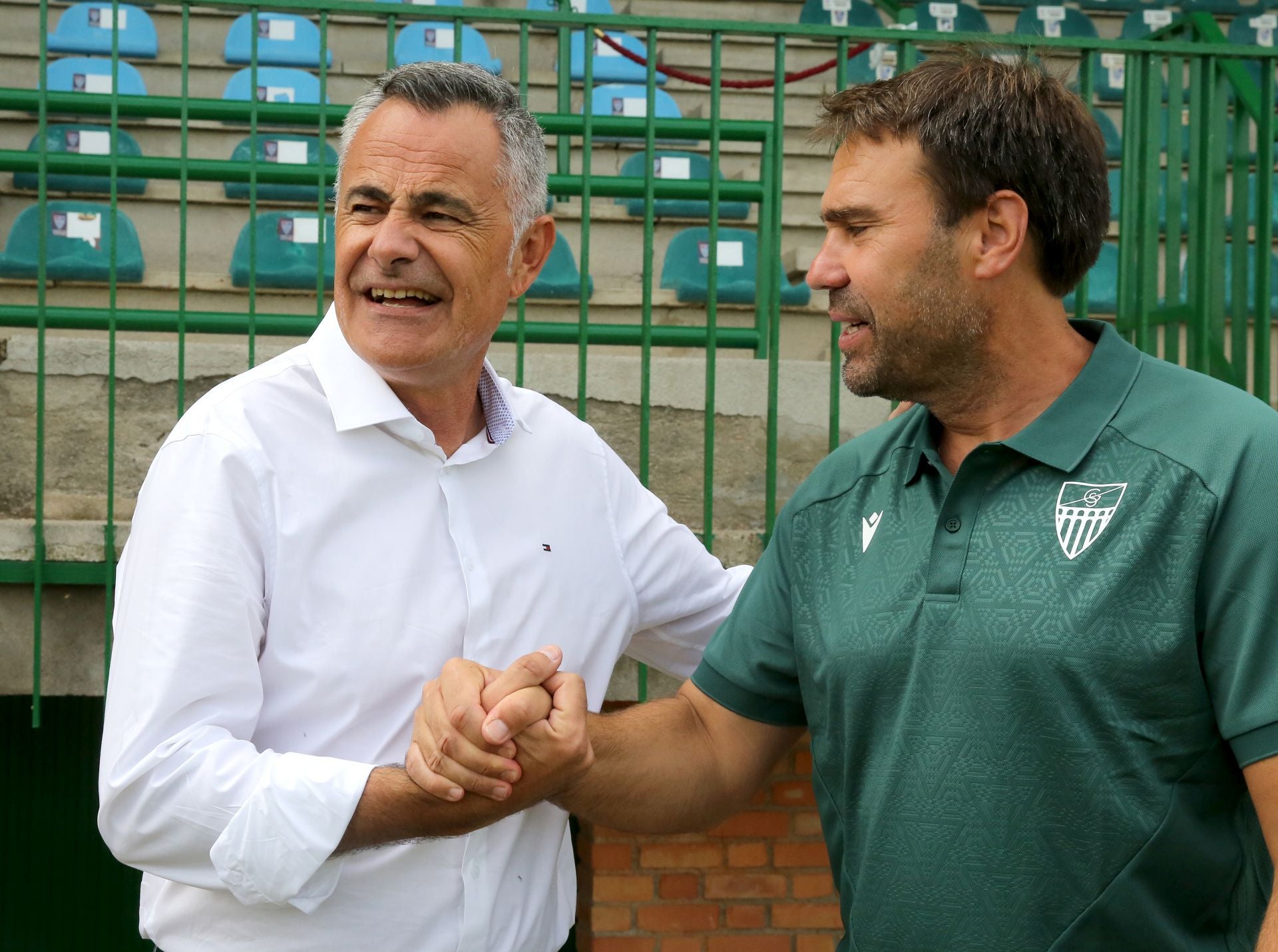 Fotos de la presentación de Iñaki Bea como nuevo entrenador de la Segoviana