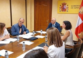 A la derecha, Jacinto Canales, en la reunión del Programa de Fomento del Empleo Agrario.