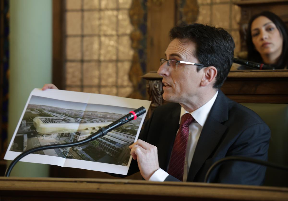 Pedro Herrero muestra una fotografía que simula la futura estación de trenes de Valladolid.