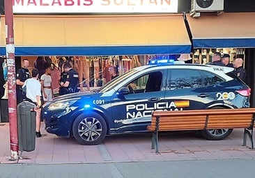 Agentes de la Policía Nacional identifican a varias jóvenes en la avenida de Segovia.