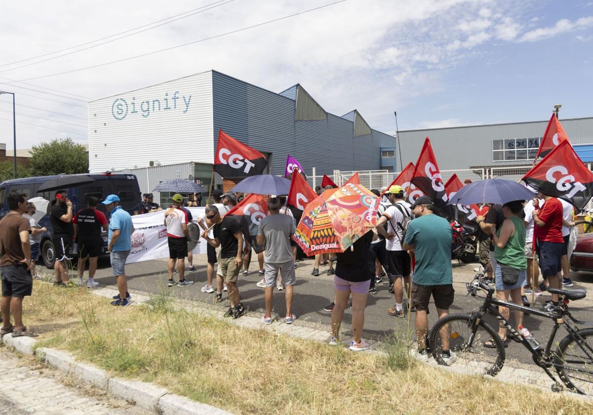 Los trabajadores de Saeta en huelga ante la sede de Signify el pasado 17 de julio.