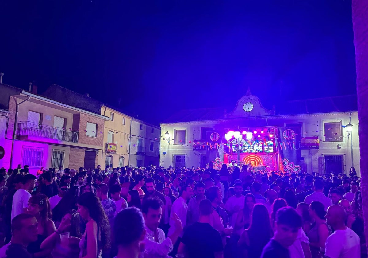 Verbena en las fiestas de Bernuy de Porreros.