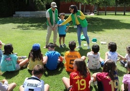 La trabajadora social Encarna Bengoechea dirige el taller en la piscina del Sotillo.