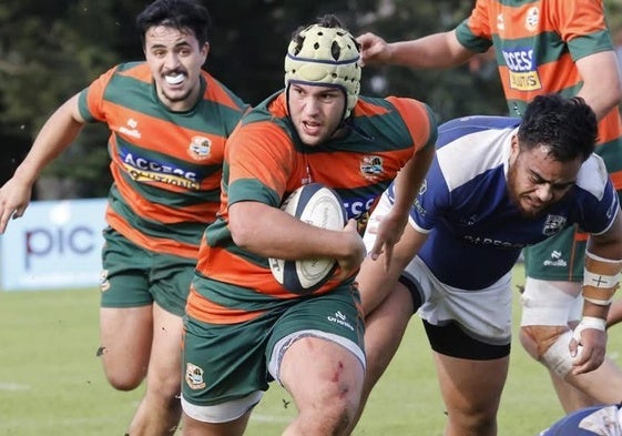 David Gallego, llevando el balón, en un partido con el Pakuranga United Rugby Club.