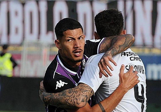 Marcos André trata de zafarse del férreo marcaje de Saldivia durante el partido amistoso ente el Colo-Colo y el Real Valladolid disputado este miércoles en Viña del Mar