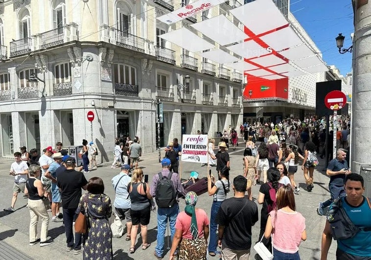 La performance 'Renfe entierra Sanabria por 15 minutos' representada en Madrid.
