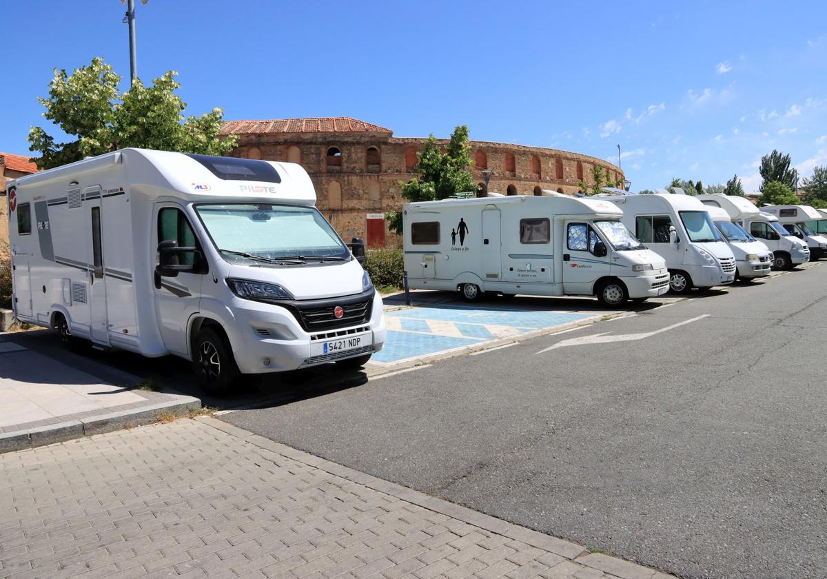 Entorno de la plaza de toros de Segovia, con caravanas estacionadas.