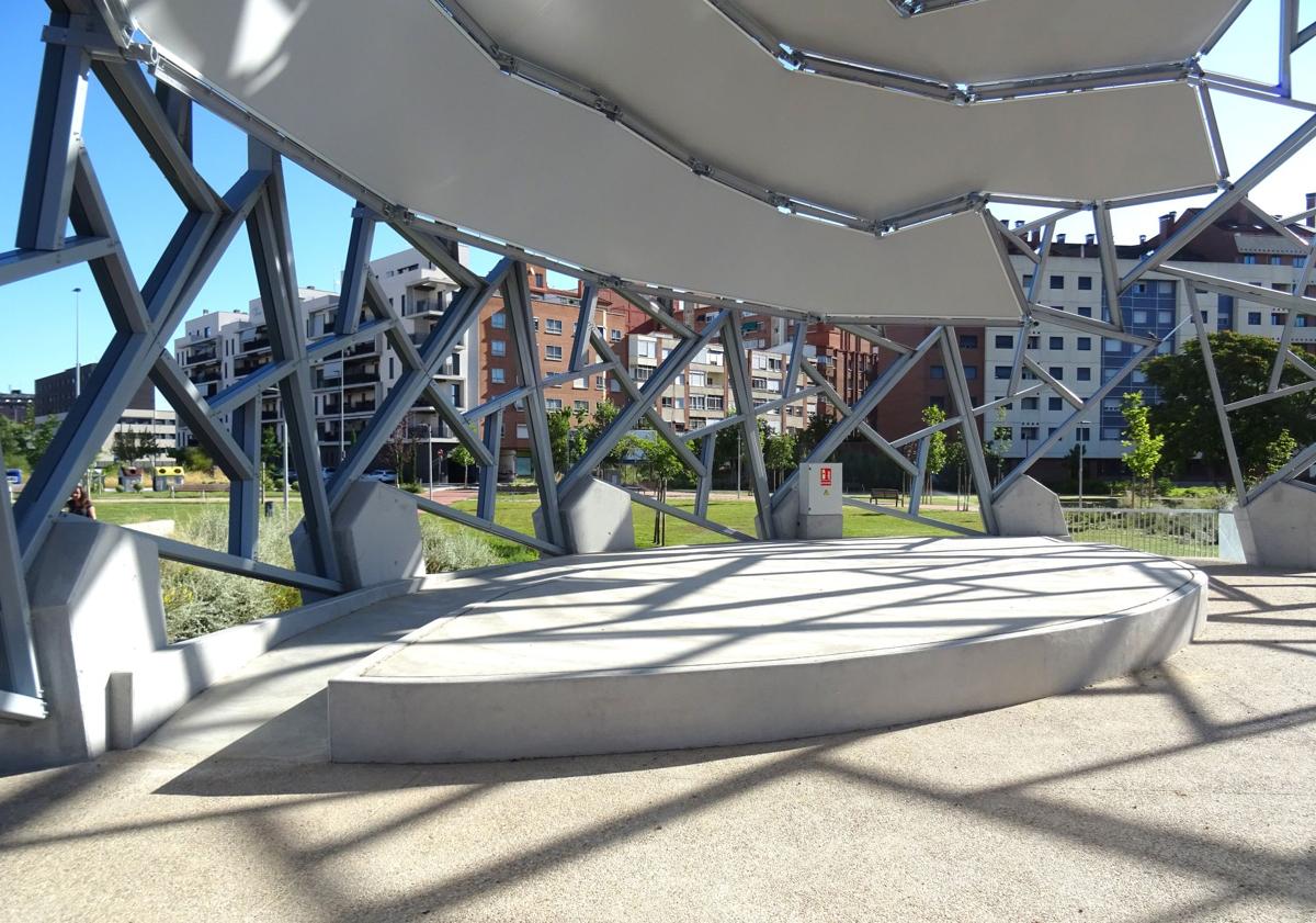 Imagen principal - El escenario (arriba) y el mirador (debajo, a la izquierda) de la cúpula. A la derecha, una fuente, bancos y arbolado en su entorno.