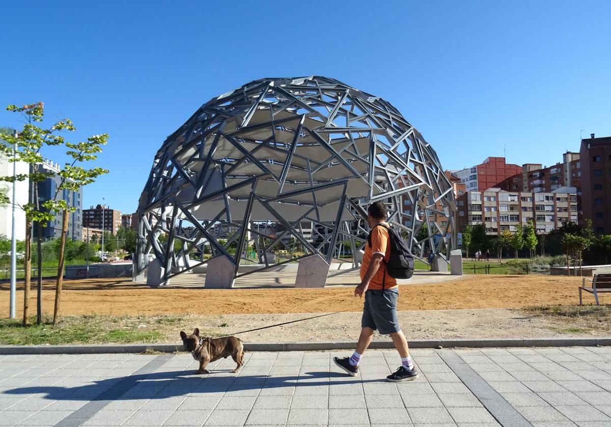 Un vecino observa la geoda de la plaza de la Ciudad de la Comunicación una vez terminada la urbanización del entorno y abierta al tránsito peatonal.