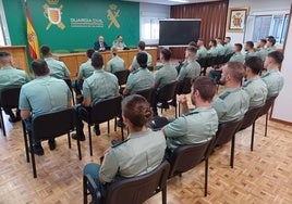 El subdelegado del Gobierno y el coronel jefe de la Comandancia de Valladolid dan la bienvenida, este jueves, a los guardias civiles en prácticas.