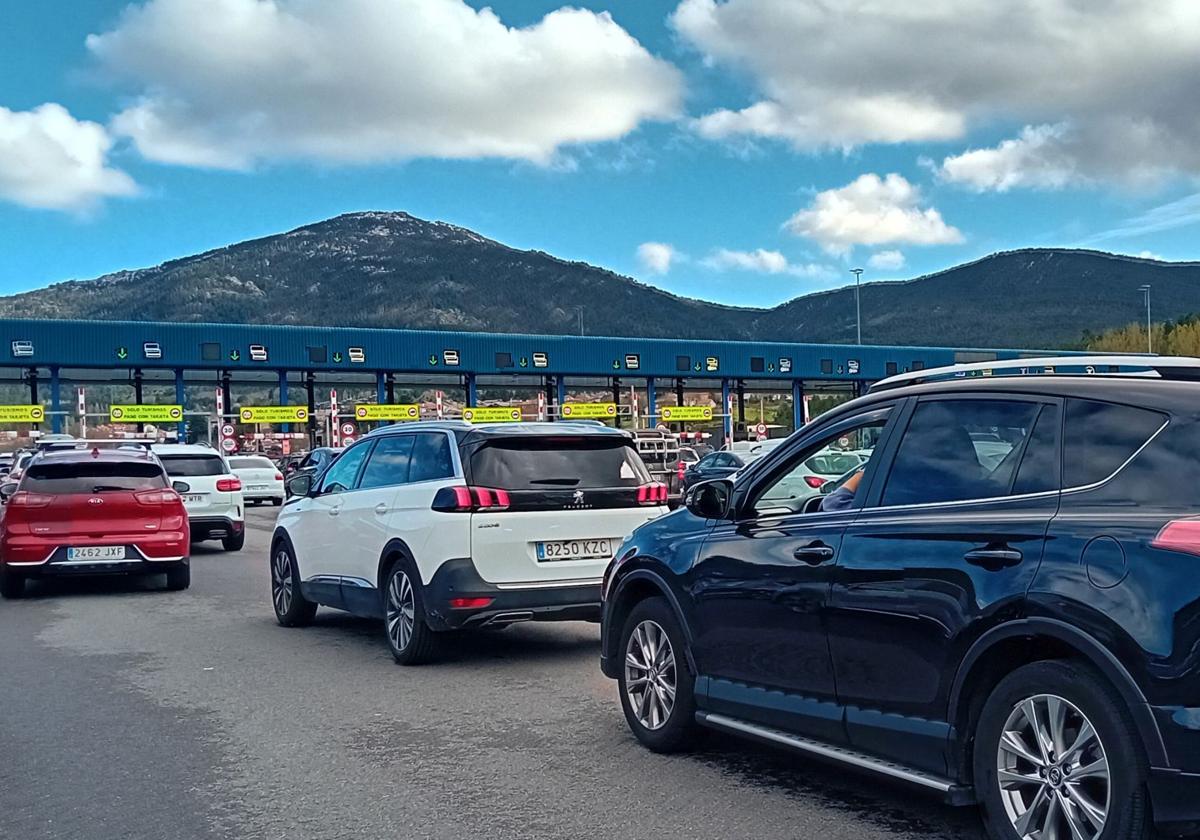 Decenas de coches, en el peaje de la AP-6 a la altura de San Rafael.
