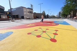 El nuevo parque infantil de la plaza de la India y al fondo el edificio de la ONCE