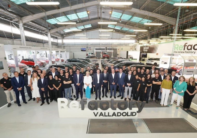 Foto de familia de autoridades, directivos de Renault y trabajadores en la inauguración de Refactory Valladolid.