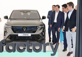 Autoridades y directivos de Renault junto a un coche reacondicionado en Refactory Valladolid.