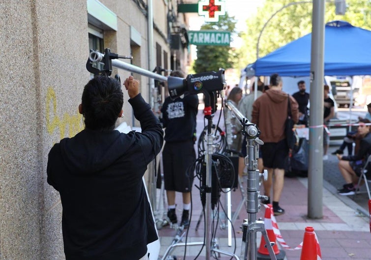 Uno de los técnicos prepara el equipo de rodaje del corto 'Esta no es tu casa' ante el bloque de viviendas de la calle Arca Real.