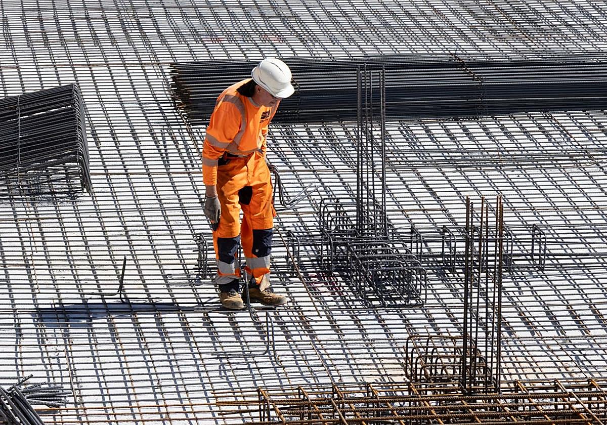 Un operario trabaja en una obra en Valladolid a principios de julio.
