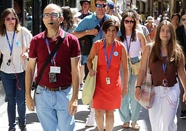Grupo de turistas guiados en su recorrido por la Calle Real de Segovia.