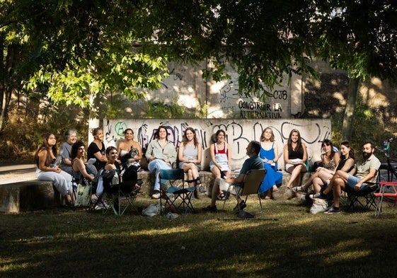 Participantes de Tertulias a la Fresca, en el encuentro que esta semana han celebrado en el parque de Las Norias.