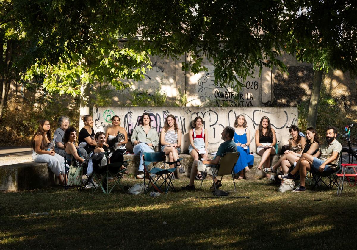 Participantes de Tertulias a la Fresca, en el encuentro que esta semana han celebrado en el parque de Las Norias.
