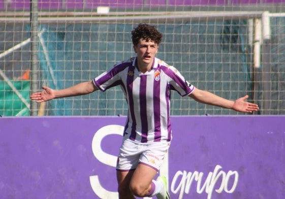 Mariano Villafáfila, celebrando un gol, en un partido con el Promesas.
