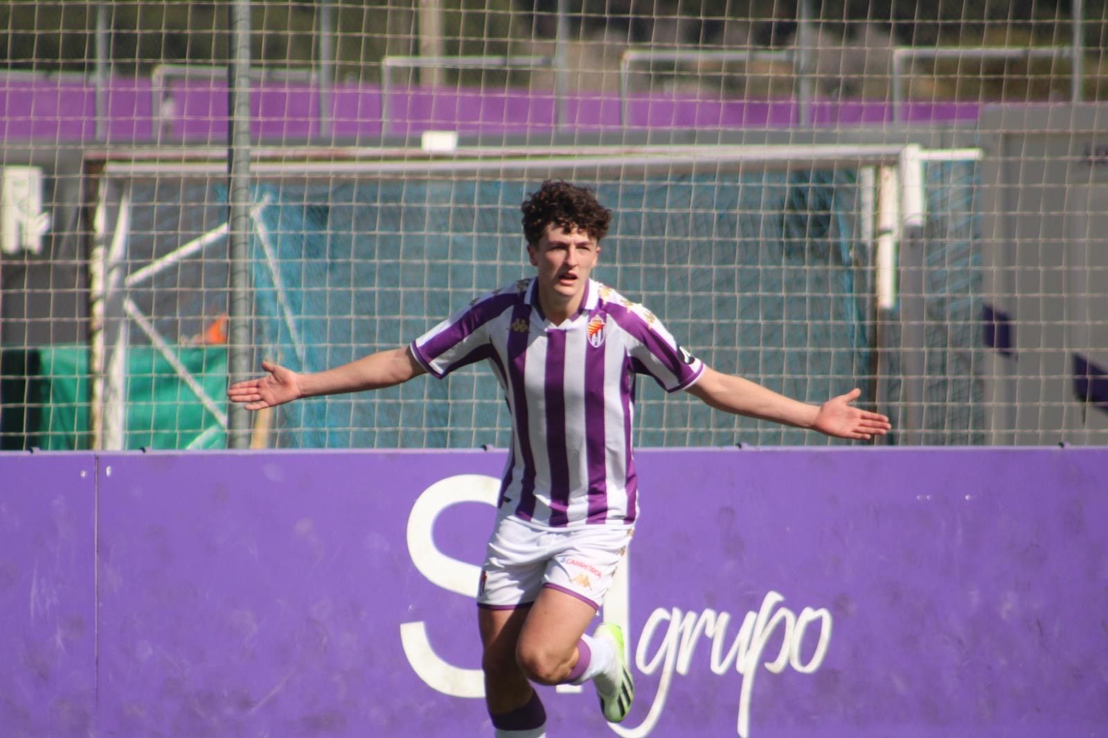 Mariano Villafáfila celebrando un gol en un partido.